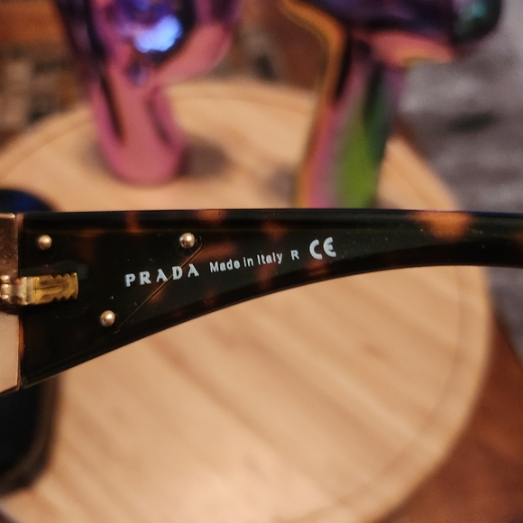 Prada sunglasses with case - Picture 4 of 10